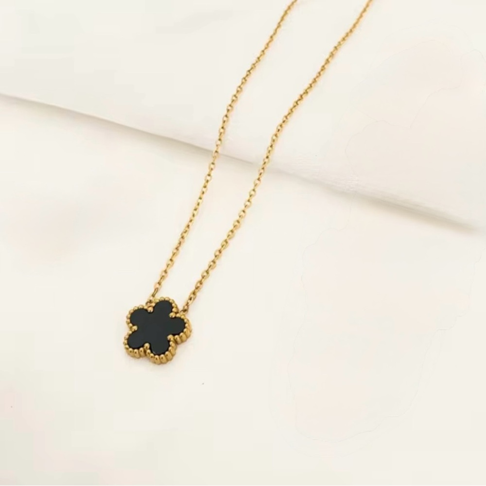 ⚜️ Elegant Gold and Black Flower Pendant Necklace
